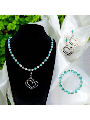 HIMMEL UND WOLKEN – Handgefertigte Halskette, Armband und Ohrringe aus türkisem Howlith.