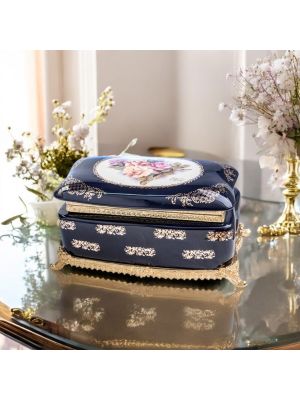 Box, elegante Schmuckschatulle aus edler Keramik, mit raffinierten Golddetails.