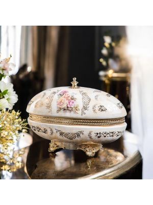 Box, elegante Schmuckschatulle aus edler Keramik, mit raffinierten Golddetails.