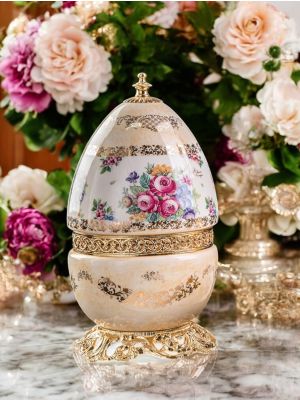 Eiförmiges Poutiche, feine Schmuckschatulle aus Keramik, zu öffnender Deckel und goldene Details.