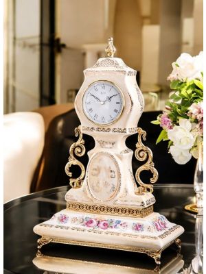 Tischuhr aus edler Keramik, mit floralen Verzierungen und goldenen Details, handgefertigt.
