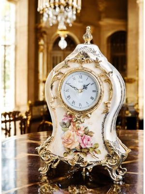 Tischuhr aus edler Keramik, mit eleganten floralen und goldenen Details, handgefertigt.