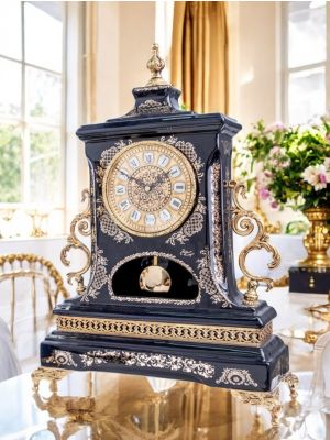 Edle Tischuhr aus Keramik, mit eleganten Golddetails, handgefertigt.