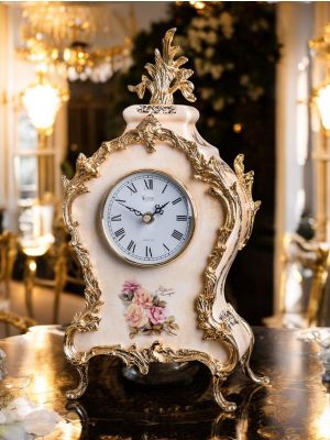 Elegante Tischuhr aus Keramik mit goldenen Details, handgefertigt mit handwerklicher Technik.