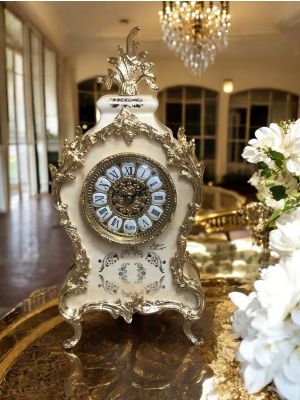Feine Tischuhr aus Keramik, verziert mit goldenen Details, mit handwerklicher Sorgfalt handgefertigt.