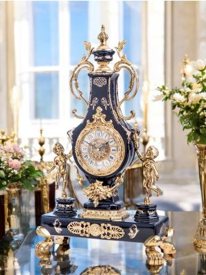 Imperiale Uhr aus edler Keramik, mit Engeln und goldenen Details, handgefertigt.