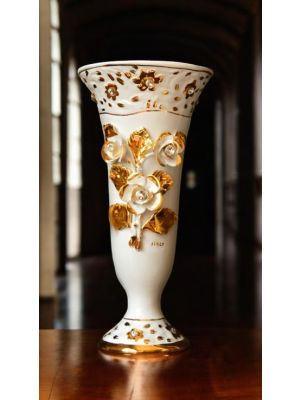 Edle Keramikvase, verziert mit Rosen, Swarovski-Kristallen und Goldverzierungen.