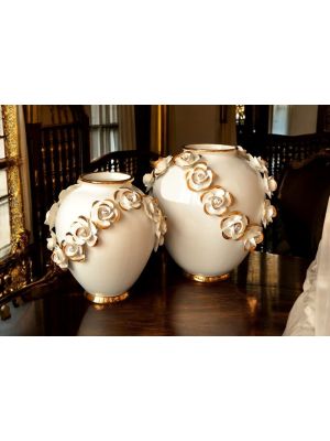 Set aus 2 hochwertigen Keramikvasen, verziert mit Rosen, Swarovski-Kristallen und goldenen Details.