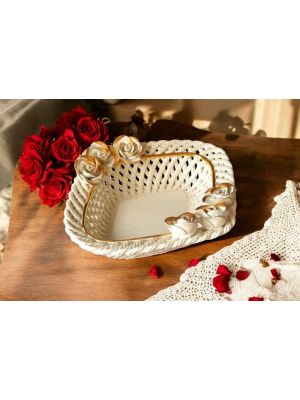 Tafelaufsatz, Keramikkorb, mit Rosen und Goldverzierungen, handgefertigt.