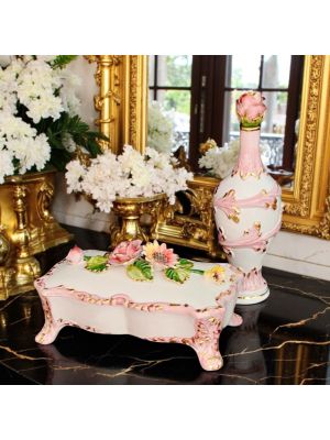 Schachtel mit Flasche, verziert aus Keramik im Barockstil, mit Blumen und goldenen Details.