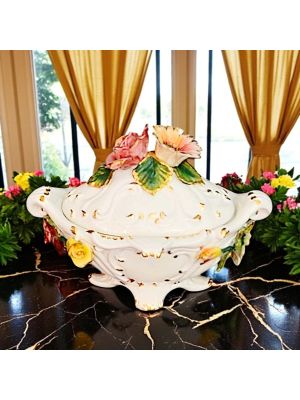 Künstlerische Keramikterrine im Barockstil, verziert mit Blumen und Golddetails, handgefertigt.