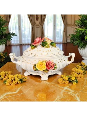 Künstlerische Keramikterrine im Barockstil, verziert mit Blumen und Golddetails, handgefertigt.
