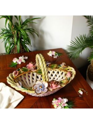Tafelaufsatz, Keramikkorb, verziert mit Blumen und goldenen Details, handgefertigt.