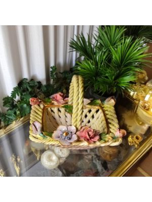 Tafelaufsatz, Keramikkorb mit Blumen und raffinierten goldenen Details verziert, vollständig von Hand gefertigt.