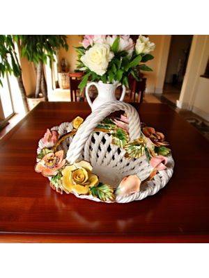 Tafelaufsatz, Keramikkorb mit Blumen und raffinierten goldenen Details, handgefertigt.