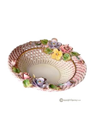 Kunstvoller Keramikkorb im Barockstil, mit floralen Verzierungen und Golddetails, handgefertigt