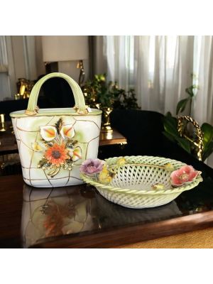 Tafelaufsatz, Korb mit Keramikbeutel, verziert mit Blumen und Goldverzierungen, handgefertigt.