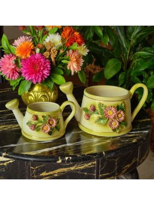 2er Set Gießkannen, Tischdeko aus Keramik, mit Blumen und goldenen Details, handgefertigt.