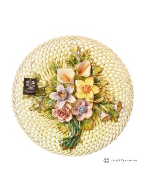 Wanddekoration aus edler Keramik, verziert mit Blumen und goldenen Details, handgefertigt.