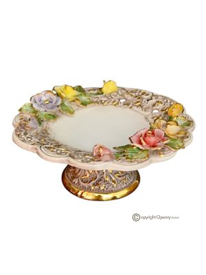 Tortenständer, Tafelaufsatz aus edler Keramik, geschmückt mit Blumen und goldenen Details, handgefertigt.