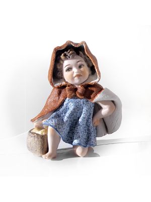 KLEINE ROTE HAUBE Capodimonte, Märchenpuppe, Eleganz aus Porzellan.