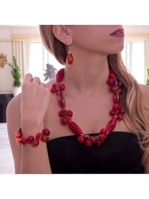 Geblasene Perlen, Halsketten, Armbänder und Ohrringe aus Muranoglas, die die Geschichte venezianischer Eleganz erzählen.