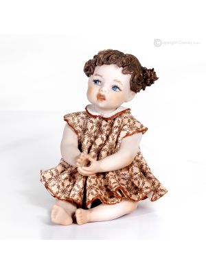 MOLLY – Ausstellungspuppe, handgefertigt aus feinem Porzellan.