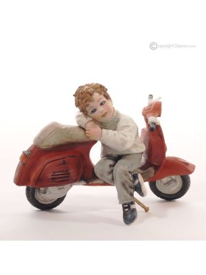 NININ - Capodimonte-Porzellan, Figur auf einer Vespa, italienische Eleganz.