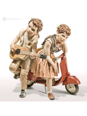 ON THE ROAD – Capodimonte-Statuette auf Roller, reine handwerkliche Schönheit.