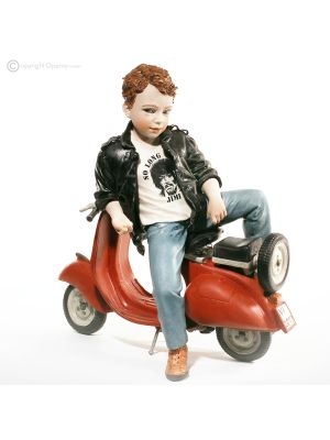 RINGO – Sorgfältige Details, Capodimonte-Puppe auf einer farbigen Vespa.