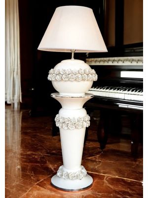 Tischleuchte mit kunstvoller Keramiksäule, verziert mit Rosen, Kristallen und Platindetails