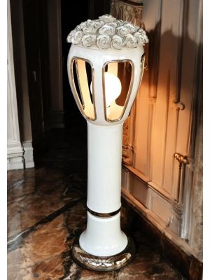 Stehlampe, Keramiklaterne, verziert mit Rosen, Swarovski-Kristallen und Platin.