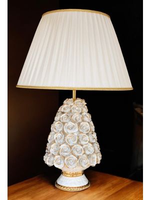 Tischlampe. künstlerische Keramik, verziert mit Rosen, Swarovski-Kristallen mit goldenen Details.