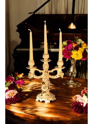 Kerzenständer aus edler Keramik, verziert mit Rosen, Kristallen und goldenen Details, handgefertigt.