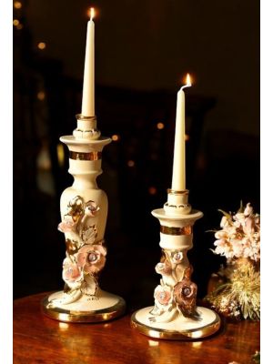 Set aus 2 Kerzenleuchtern aus edler Keramik, verziert mit Rosen und goldenen Details, handgefertigt.