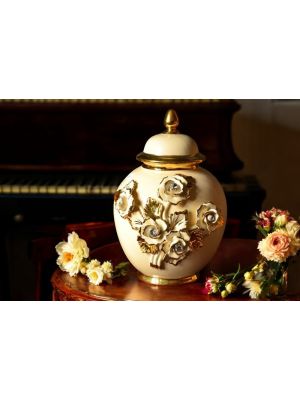 Künstlerische Keramikvase mit Rosen, Swarovski-Kristallen und goldenen Details, handgefertigt.