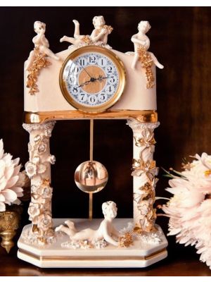 Standuhr mit Säulen und Amoretten, hochwertige Keramik, handgefertigt.