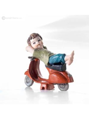 SANDRO - Capodimonte-Puppe auf Roller, handgefertigtes Porzellan.