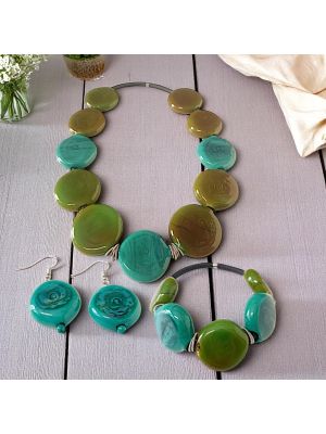 Exklusives Set handgefertigten Schmucks aus Muranoglas: Halskette, Armband und Ohrringe.