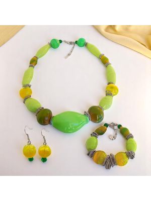 Elegantes Set mit echten Muranoglasperlen: Halskette, Armband und Ohrringe.