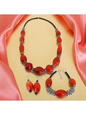Edles Set mit echten mundgeblasenen Muranoglasperlen: Halskette, Armband und Ohrringe.