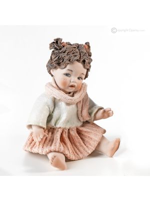 SUE – Raffinesse und Handwerkskunst in dieser Capodimonte-Puppe.