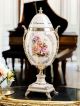 Eiförmiger Poutiche aus feiner Keramik, zu öffnender Deckel und Blumen- und Goldverzierungen.