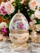 Eiförmiges Poutiche, feine Schmuckschatulle aus Keramik, zu öffnender Deckel und goldene Details.