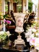 Vase aus feiner Keramik, verziert mit Blumen und goldenen Details, handgefertigt.