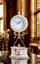 Hochwertige Tischuhr aus Keramik, mit floralen und goldenen Details, handgefertigt.