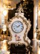 Elegante Tischuhr aus Keramik mit goldenen Details, handgefertigt mit handwerklicher Technik.