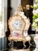 Hochwertige Tischuhr aus Keramik, verziert mit eleganten goldenen Details, handgefertigt.