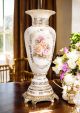 Hochwertige Keramikvase, verziert mit Blumen und goldenen Details, handgefertigt.