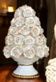 Tischlampe. Keramik im Barockstil, verziert mit Rosen, Swarovski-Kristallen und Gold.